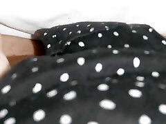 我可以坐在十字架上,用我的手在我的黑色底大衣下玩我的阴部 我可以坐在十字架上,用我的手在我的黑色底大衣下玩我的阴部