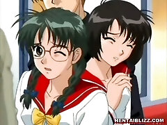 可爱的动漫coed摩擦她的乳头和获取性交