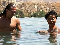 性感女孩蜂蜜金乱搞一个英俊的情人在海滩上 性感女孩蜂蜜金乱搞一个英俊的情人在海滩上