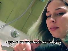 继姐妹没有让她的同父异母兄弟洗澡。 继姐妹没有让她的同父异母兄弟洗澡。