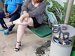 我举起我的迷你裙,在公共汽车站为一个陌生人打开我的腿,通过我的内裤摩擦我的阴部 我举起我的迷你裙,在公共汽车站为一个陌生人打开我的腿,通过我的内裤摩擦我的阴部