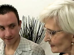 灰色头发的奶奶在袜子搞砸了 灰色头发的奶奶在袜子搞砸了