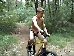 żółty rower chłopak cały film