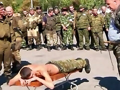 业余的俄罗斯同性恋醉军事性虐待