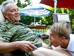 82-летний дедушка трахается с похотливым жеребцом