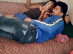 भारतीय युवा जोड़े सुबह मैं देख मेरे सौतेला भाई गधा कमबख्त-देसी समलैंगिक फिल्म हिंदी आवाज में