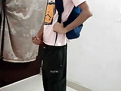 deux étudiants s'amusent gay dans la bibliothèque de l'école deux étudiants s'amusent gay dans la bibliothèque de l'école