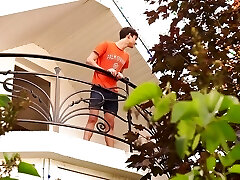 18-jähriger twink lässt seinen arsch von einem großen schwanz auf der treppe ohne sattel beschimpfen