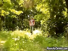 两个年轻男同他妈的在树林里