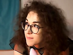 un chica lindo te lleva a la otra habitación en la fiesta