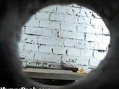 schlankes weißes junges küken in schwarzem höschen, gefilmt im toilettenraum