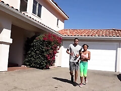 anya ivy geme mentre viene penetrato nella posizione del missionario