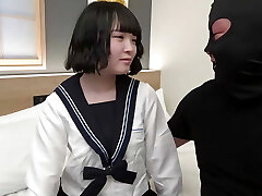eine schöne schwarzhaarige japanerin bekommt einen blowjob und hat creampie-sex in ihrer rasierten muschi.es ist's unzensiert