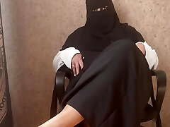 Syrian milf in hijab gives jerk off instructions, jism with her