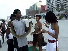 recogiendo chicas en la playa para follarlas más tarde por la noche