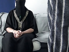 une femme arabe a un gros problème avec la petite bite de son mari