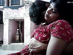 Indian molten house wife kissing and boobs pressing