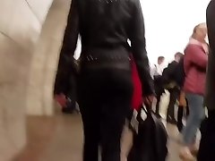 Watching on cock-squeezing donk in black jeans