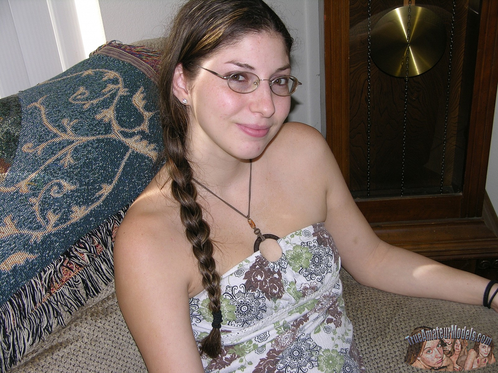 Women Wearing Glasses Porn - Amateur Brunette Freckled Face Teen Wearing Glasses