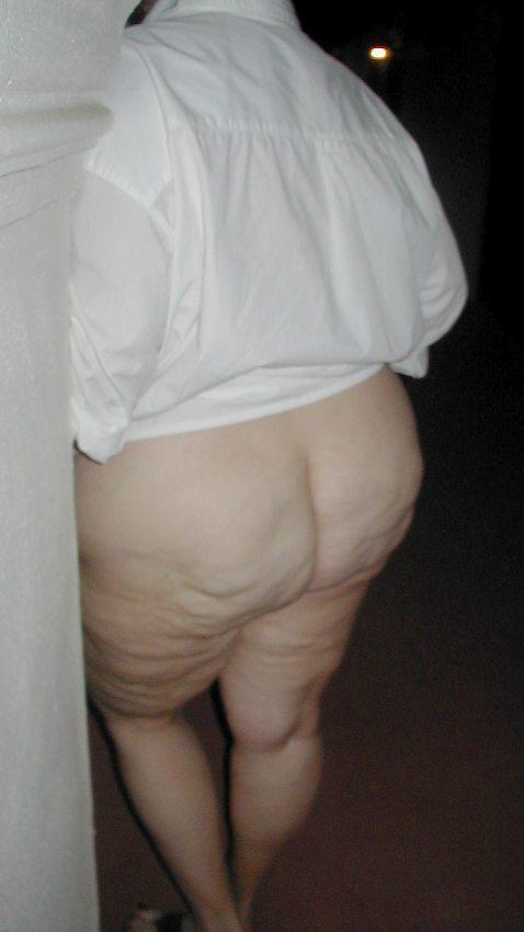 Big butt BBW wife flashes her nude body in public