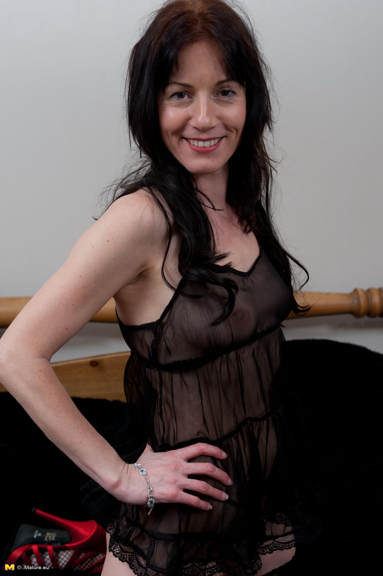 Brunette mature slut plays when shes alone