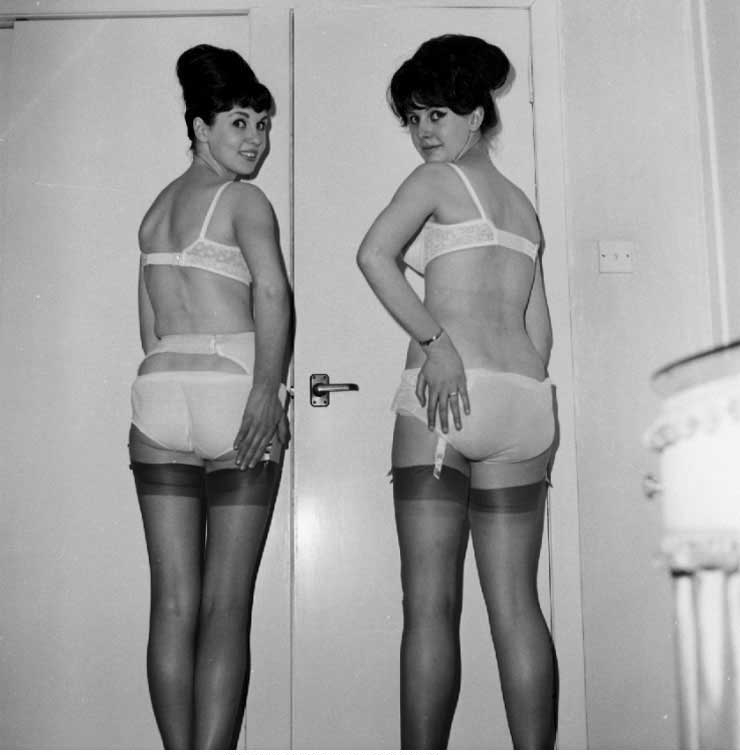 Vintage Panties Porn - Retro lingerie pictures featuring pretty gals pose in bras ...