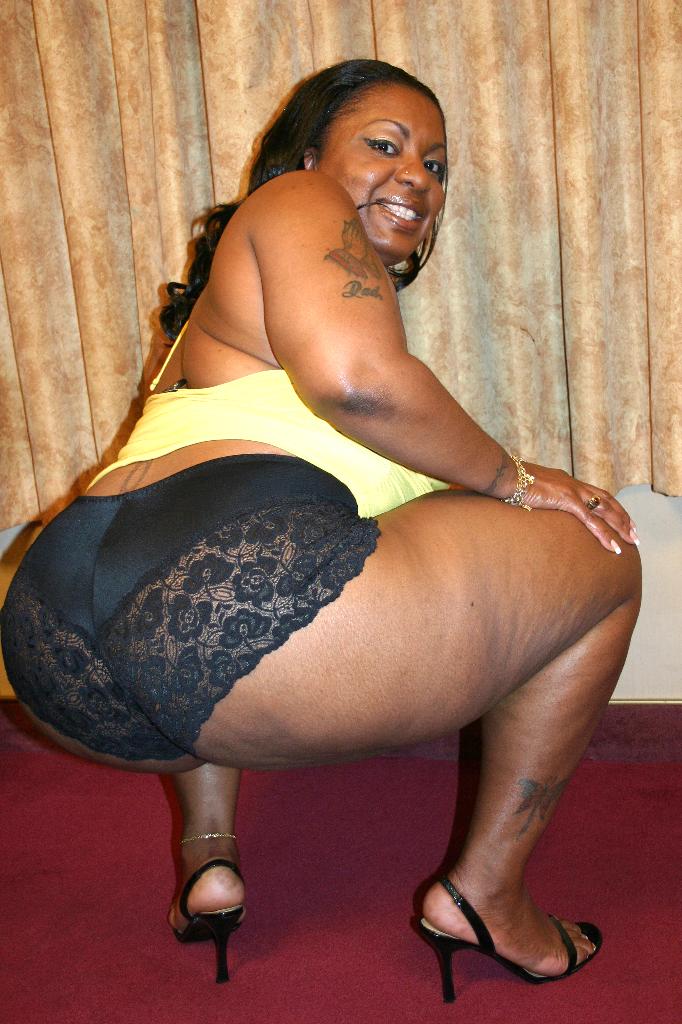 Big ebony Carmyell spreading her thick black thighs to take ...