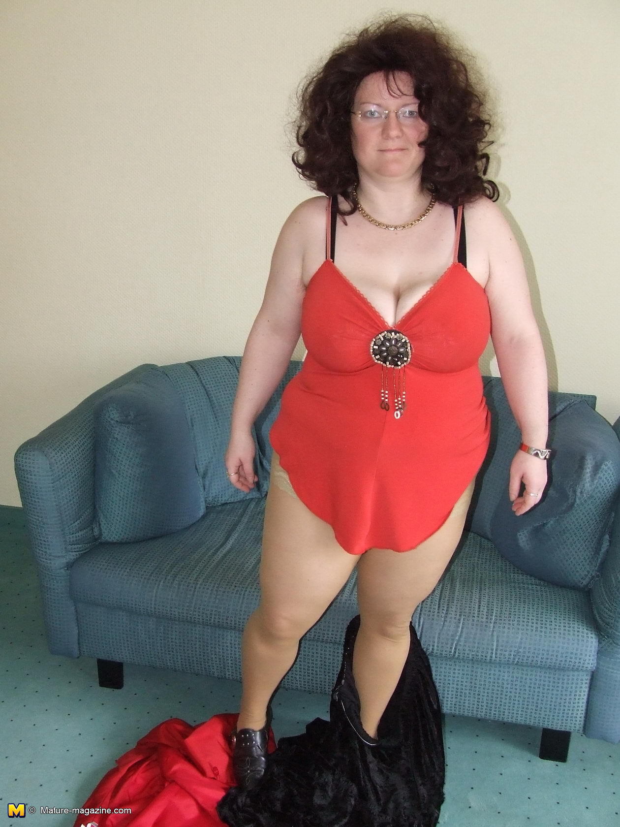 Big mature amateur slut showing the goods