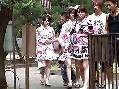 les filles japonaises excitées apprécient les doigts et les godes baisent avant