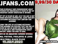Hotkinkyjo在惊人的绿色礼服自我肛门拳交,脱垂&功放;长多球黑色假阳具