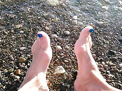 در ساحل عمومی من روی ساحل نشسته ام و شورت و تی شرت می پوشم و پاهایم را در دریا خیس می کنم