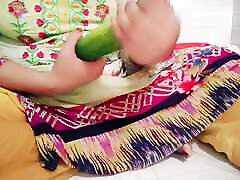 Bangladeshi hot girl pajas en el colectivo with cucumber.Bengali housewife.