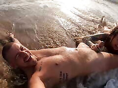 真正的夫妇在裸体主义者海滩上玩得开心。 性感的湿吹箫