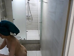 Filming my lovers are wet girlfriend in the shower while bathing