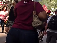 Big juicy diamond kitty licked booty in jeans Big juicy diamond kitty licked booty in jeans