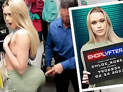 la modelo caliente chloe rose es golpeada por robar bikinis de la tienda del oficial tommy gunn-shoplyfter