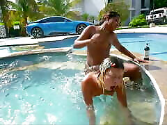 I fuck my friend in the pool and make her swallow water. GGmansion