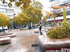 немецкая рыжеволосая шлюха знакомится и трахается на общественной улице