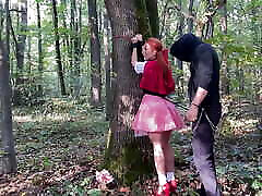 red ridding hood nella foresta