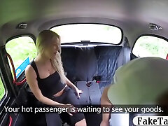 sexy blonder passagier zertrümmert im taxi für einen kostenlosen fahrpreis