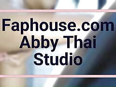 我在放学后洗澡，把我的假阳具带到浴室-Abby Thai-Studio