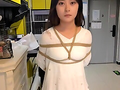 دختر چینی در لباس بلند در اسارت