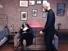 монахиня мадалена получает приятную порцию спермы в свою задницу, очень непослушная, она выпускает сперму наружу, пока священник наблюдает