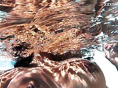 сочная венесуэльская девушка показывает большие сиськи под водой