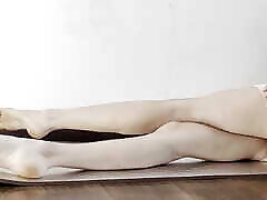 spectacle de yoga pieds nus en robe