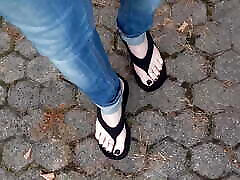 لباس زنانه پوشیدن وسوسه با پاهای خود را در خیابان