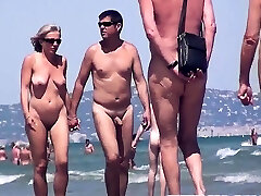裸体的业余的海滩夫妇走在海滩上汇编