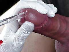 perfekte extraktion von sperma direkt aus der harnröhre. nahaufnahme des glasstrohhalms