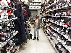 mujer en topless probándose ropa en la tienda!
