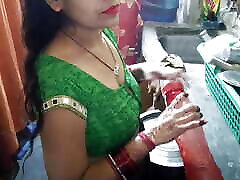非常可爱性感的印度家庭主妇厨房性爱